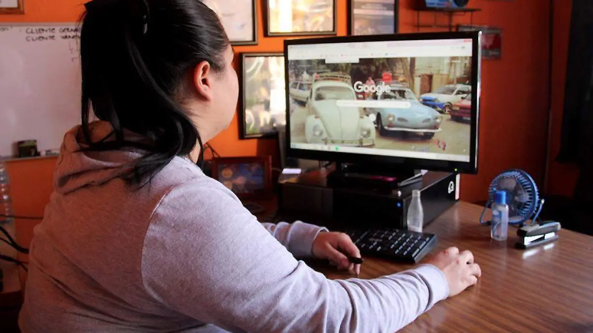 Mujer utilizando una computadora